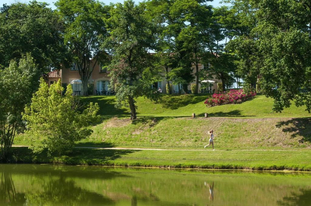 Pierre & Vacances La Residence Du Lac Monflanquin Exterior photo